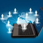 laptop cui vi e un mondo di persone che sono attirate scaled