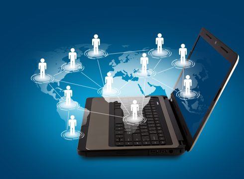 laptop cui vi e un mondo di persone che sono attirate scaled